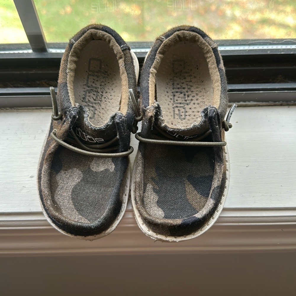 Toddler Hey dudes, size 6